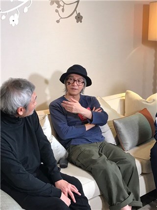 周星驰把麦带到了眼镜上 网友：是我熟悉的星星
