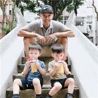 黑人陈建州买了这个玩具送飞翔 吓坏范范了