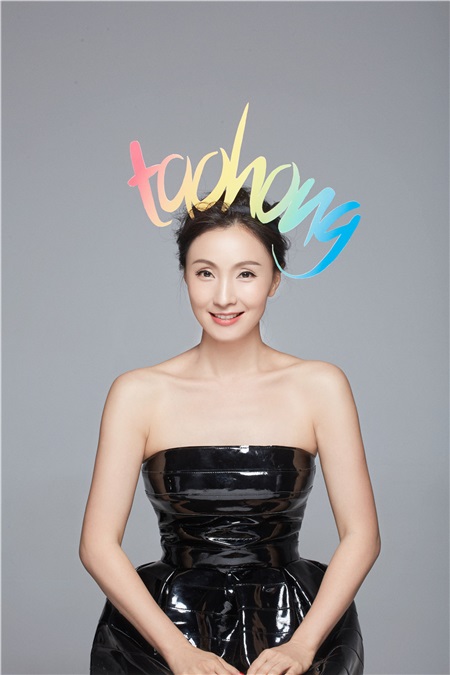 小陶虹俏皮九连拍 眼波流转萌态尽显