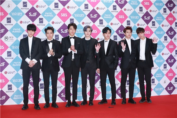 男团EXO、Seventeen、CNBLUE等亮相2016SBS歌谣大战红毯仪式