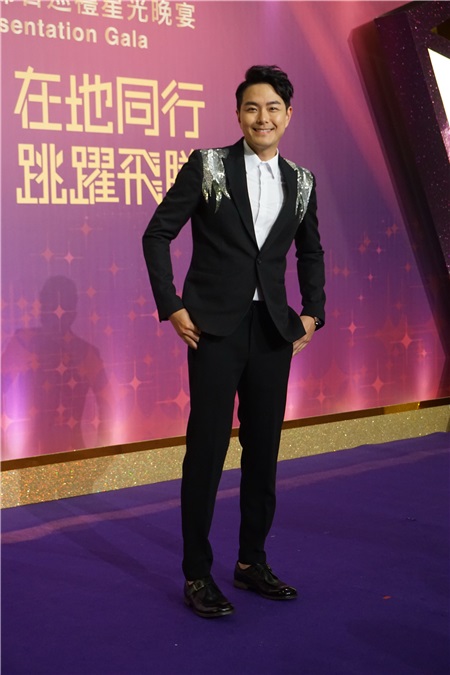 黄宗泽好身材萧正楠自觉压力 胡定欣陈展鹏情侣装现身