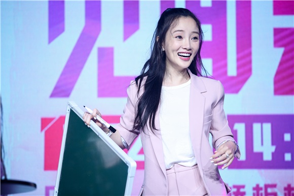《我们的少年时代》粉丝现场深情告白 李小璐感动泪撒全场