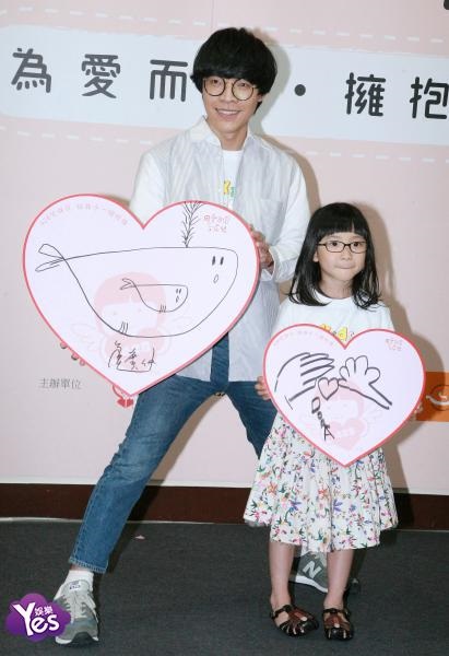 卢广仲儿时顽皮拿化妆品涂妹妹脸 妈妈得知后拿衣架教训