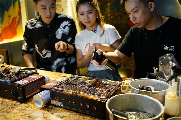 《零点食神》寻觅六地绝味 张雪峰开启深夜美食之旅