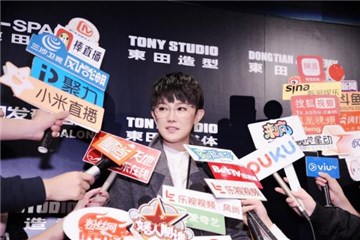 刘力扬在现场接受媒体采访