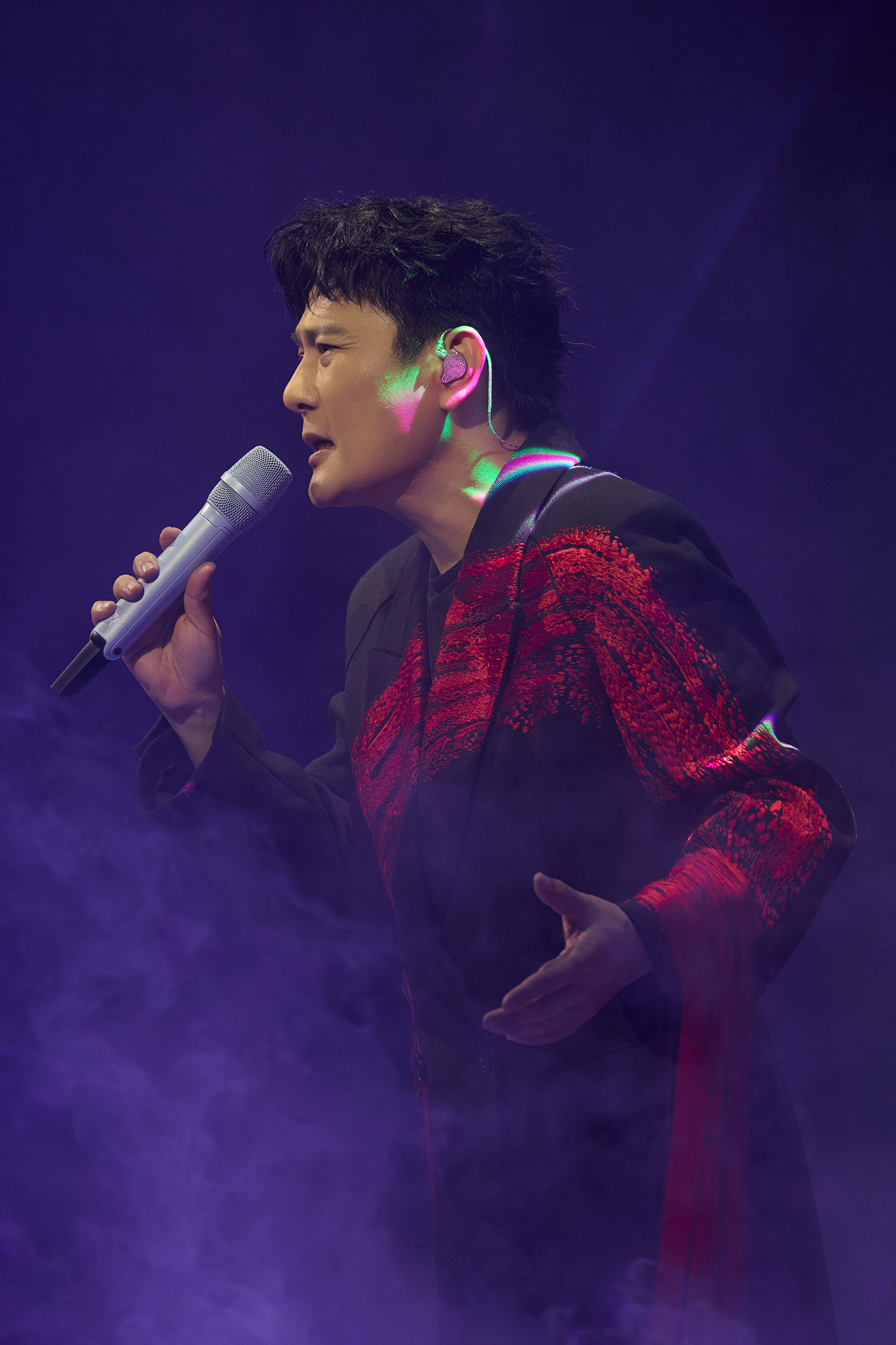 张信哲〈做你的男人〉张远花式比心 五万人尖叫瞬奔热搜