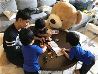 林志颖与儿子一起玩乐高 网友羡慕林志颖的老婆啊！