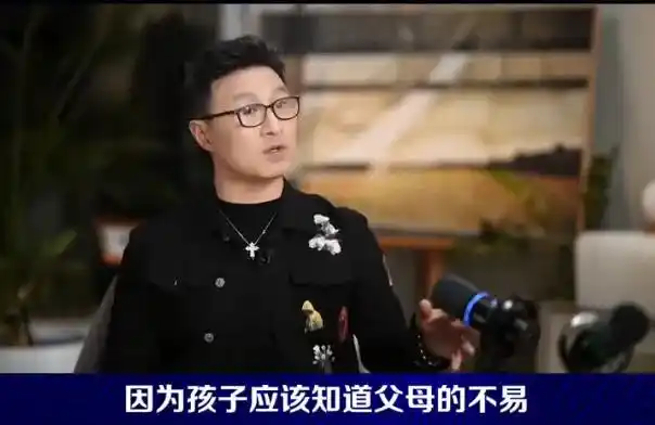 汪峰阻止14岁女儿购买大牌引热议，清醒育儿观冲上热搜