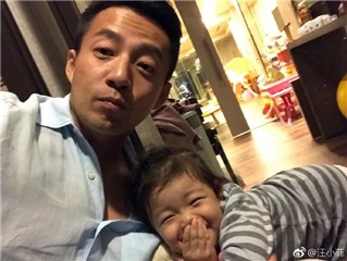 汪小菲与玥儿独自旅行 海边的每一件事物都很新鲜