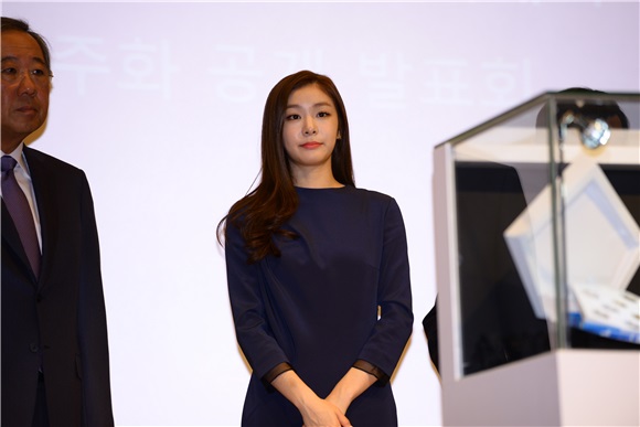 金妍儿助阵冬奥会活动 再现优雅女王POSE