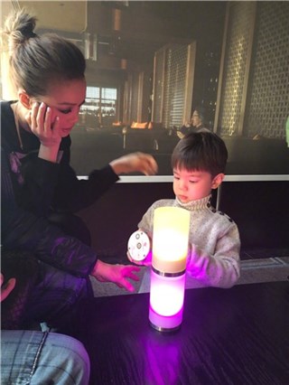 嗯哼居然拒绝容祖儿的亲亲 网友：向泡芙保证了谁也不亲