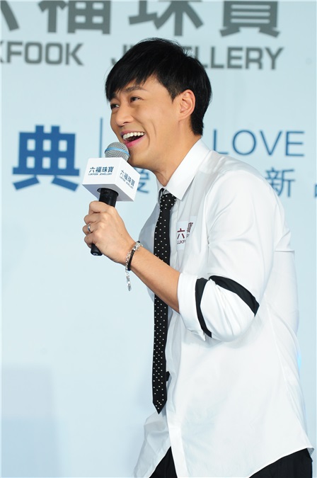 林峰白衬衫黑领带经典搭配 亲自为粉丝带项链不怕被「撩」