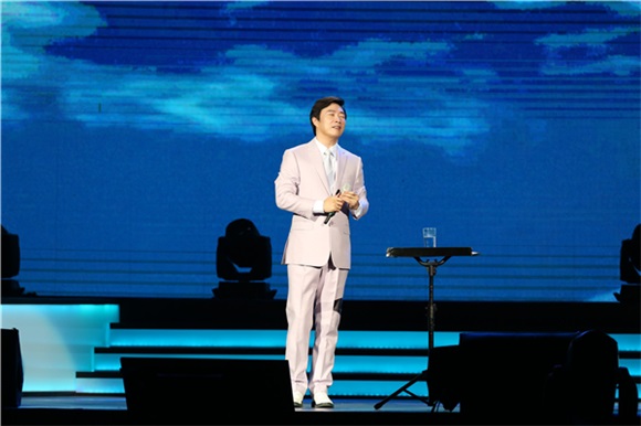 费玉清首攻蛋经典开唱 天籁美声和笑话全都有