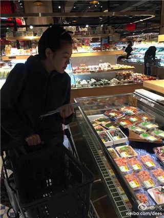 小S晒“煮妇”日常：做饭喝酒追孔刘