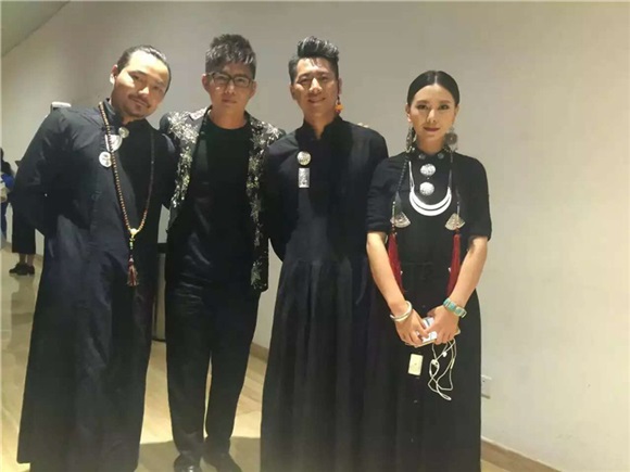 朱军告别《星光大道》小尼不舍 阿吉太亮相呼声高