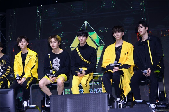 CUBE新人男团PENTAGON举办出道Showcase