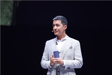 胡歌亮相荣耀9发布会 变身拍照狂魔与粉丝互动