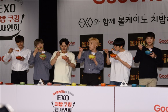 EXO为代言品牌出席在首尔举行的签名会活动