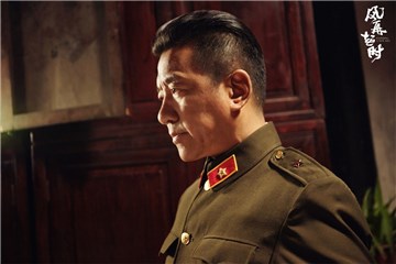 方小武身着军装显庄重之气