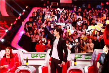 王力宏作为嘉宾为最强大脑选手们出题