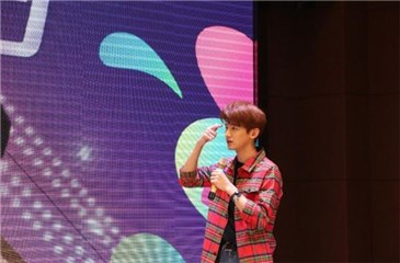白敬亭在“你来比划我来猜”中比划