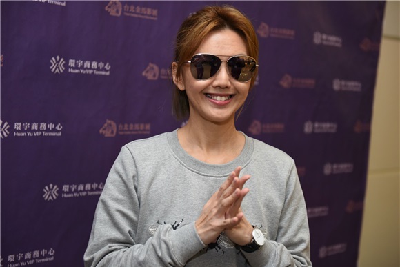 孙燕姿抵台为金马献唱 图案卫衣大方随性超有亲和力