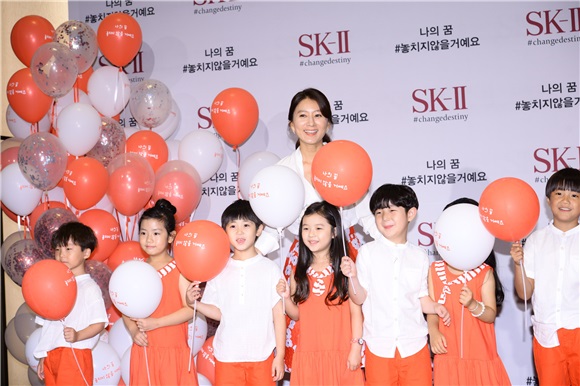 金喜爱、女团少女时代成员Sunny、歌手尹钟信及儿子尹拉益等出席某品牌活动
