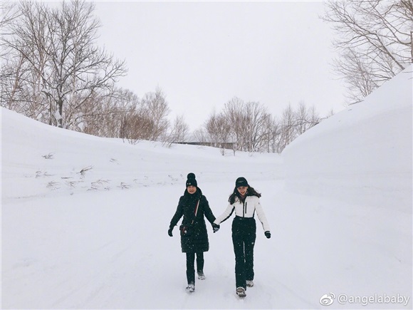 Angelababy晒与妈妈合照 花样秀团圆传递孝亲正能量