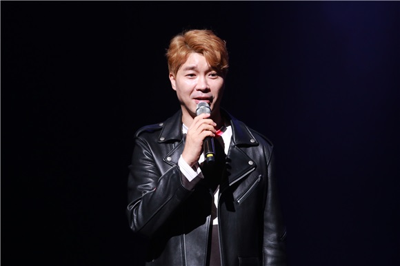 EXO都暻秀、蔡书珍出席新网剧《积极的体质》ShowCase