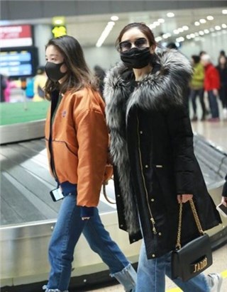 赵丽颖机场偶遇张雪迎 丸子颖变少女一路热聊