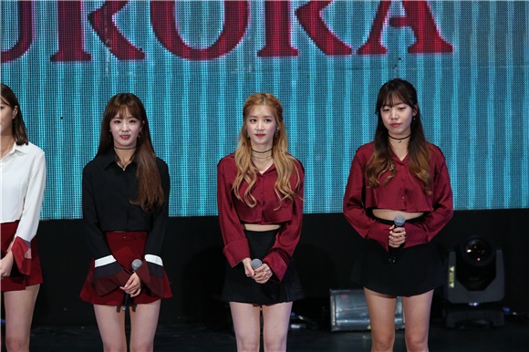 韩国女团APINK开演唱会