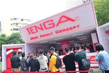 现场消费者排队进入体验馆参观