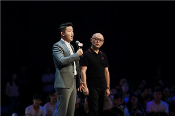 男嘉宾演唱《江河万古流》