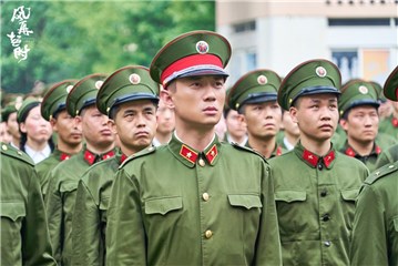 何有邻神情忧伤