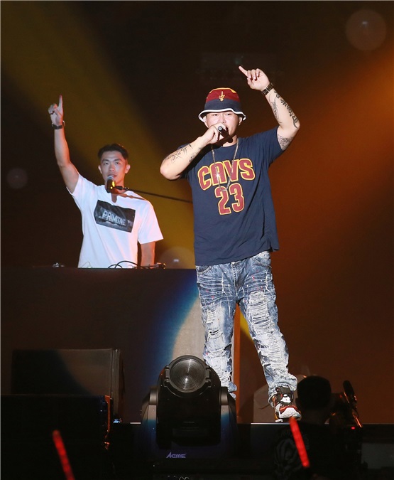 严爵、大支、魏如萱为《REDFOO RITA ORA 超犀利趴7音乐祭》献唱