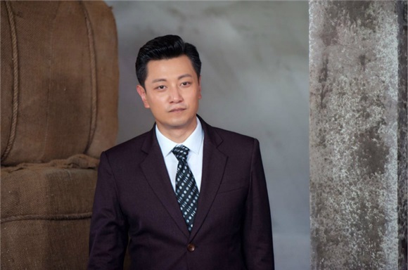 张洪睿变身民国霸道总裁 西装革履抗衡高温