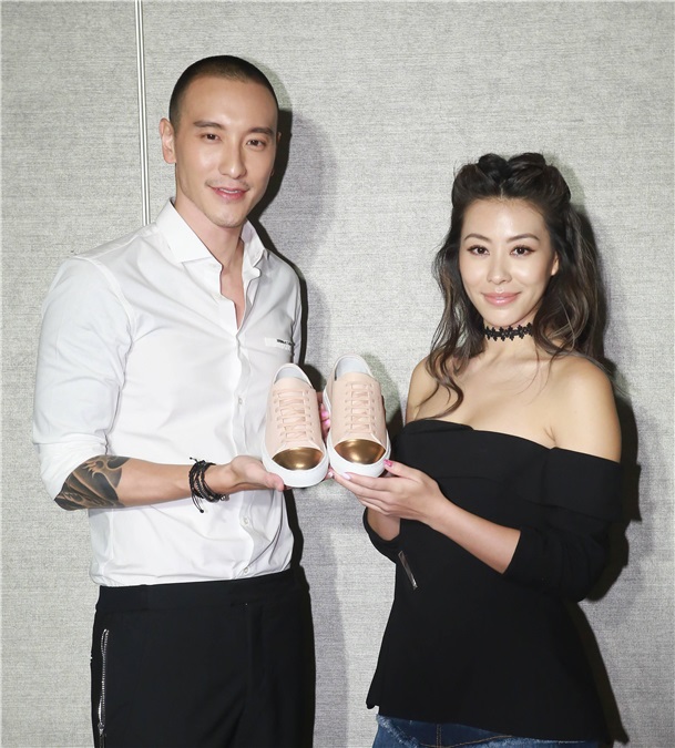 王阳明蔡诗芸夫妻出席鞋《品AXEL ARIGATO》开幕