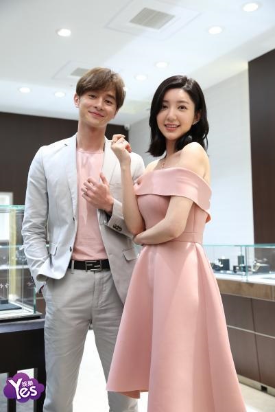 〈Yes 台北现场〉郭雪芙张轩睿出席珠宝展 戴樱花对戒享受浪漫春季