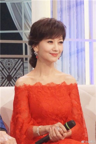 赵雅芝冻龄与郑少秋同框 粉丝赞经典