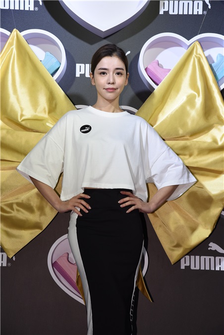 李毓芬出席运动品牌旗舰店开幕活动