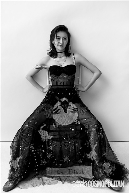 景甜登杂志封面 完美变身酷girl
