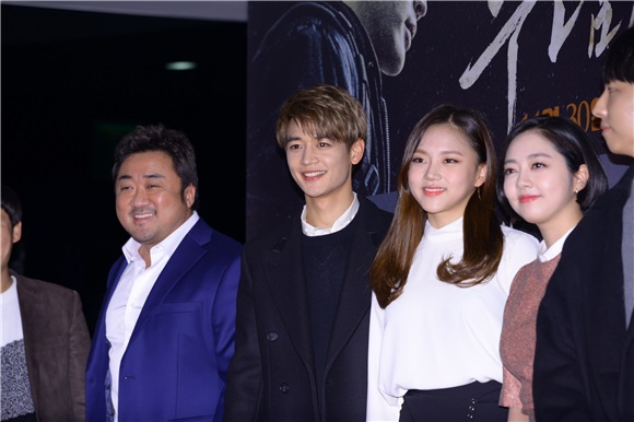 电影《两个男人》举行VIP试映会 SuperJunior利特、少女时代允儿等助阵