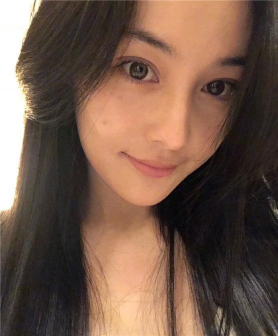 张馨予晒恋爱肌自拍 美肤到让人想谈恋爱
