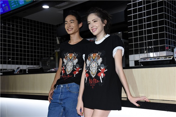 黄河.许伟宁宣传恐怖电影《红衣小女孩2》现身影城担任七夕情人节一日店长