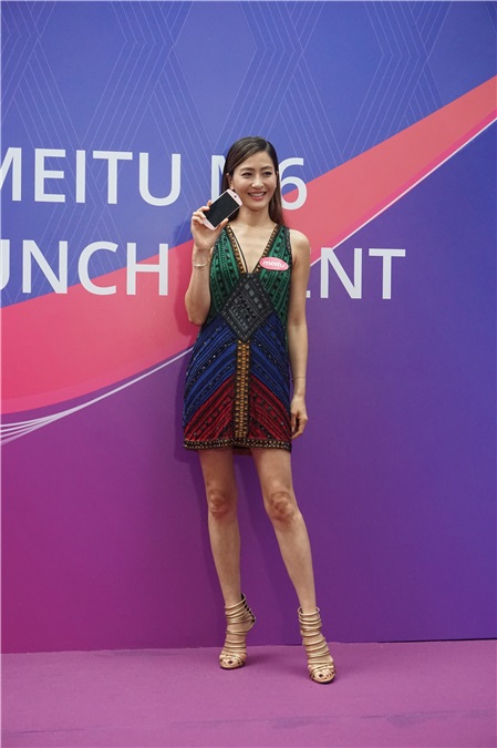 周秀娜、吴千语、周汶錡出席美颜手机发布会