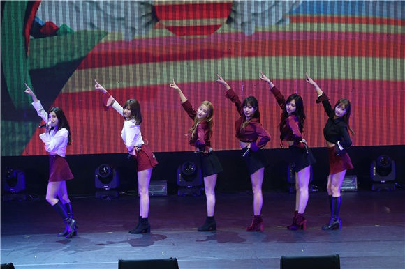 韩国女团APINK开演唱会