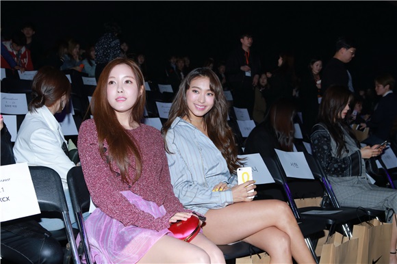 少女时代成员Tiffany、T-ara成员孝敏、SISTAR成员宝拉、演员李善彬等出席2017F/W首尔时装周活动