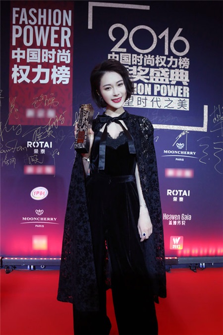第一晶女郎胡然出席时尚权力榜惊艳 斩获年度新锐势力奖