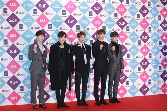 男团EXO、Seventeen、CNBLUE等亮相2016SBS歌谣大战红毯仪式