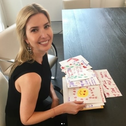小粉丝的暖心卡片 让Ivanka Trump笑得合不拢嘴